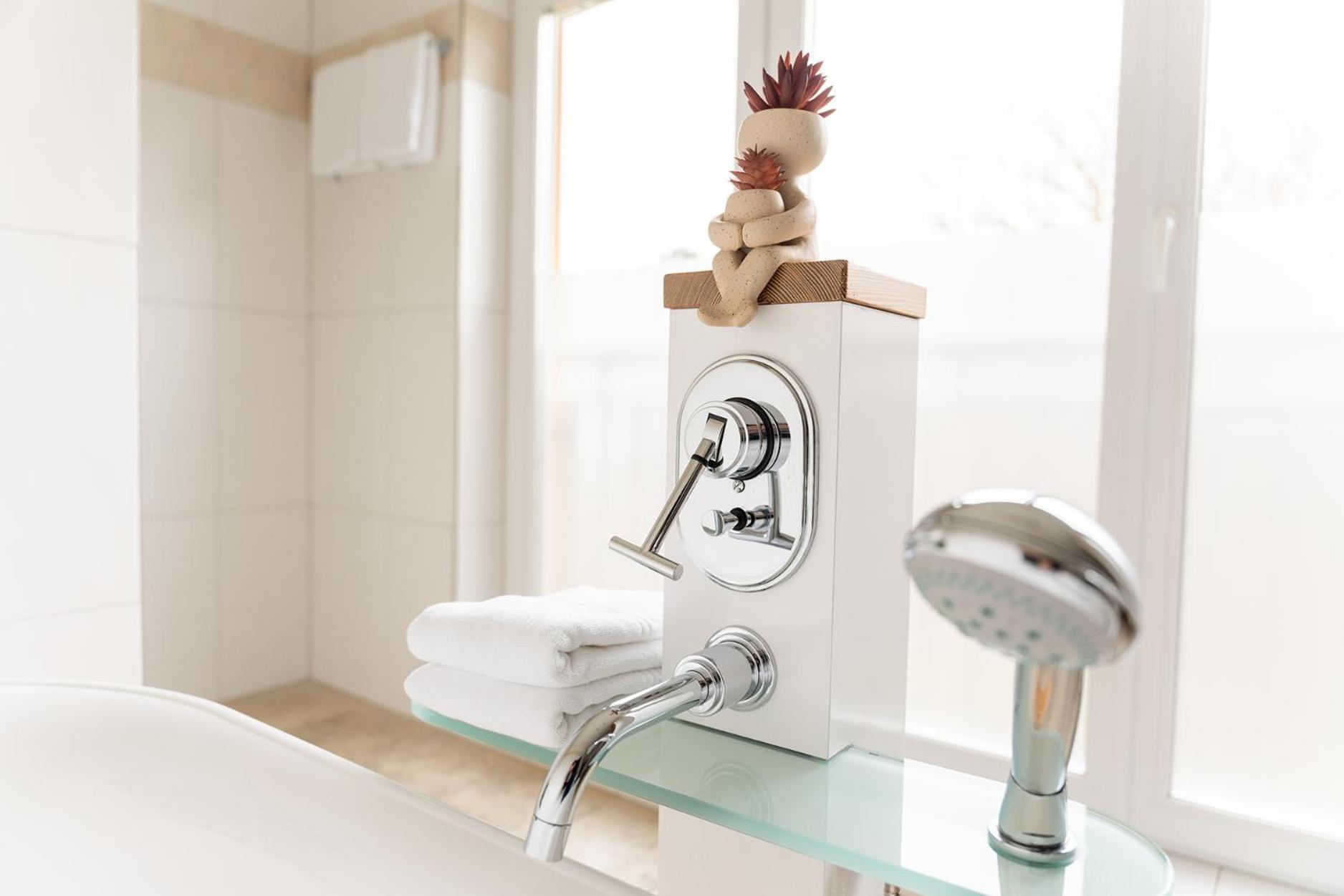 Hotel Vier Jahreszeiten An Der Therme & Kliniken Bad Krozingen Naehe Freiburg & Schwarzwald Ideal Fuer Wellness Kur & Business Ausfluege 24H Check In- Wlan & Parken Gratis Zewnętrze zdjęcie